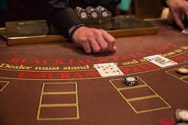 Dealer live casino melayani pemain di meja permainan secara langsung di studio