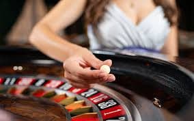 Gambar mesin slot digital dengan fitur bonus putaran gratis yang aktif dan menarik perhatian pemain